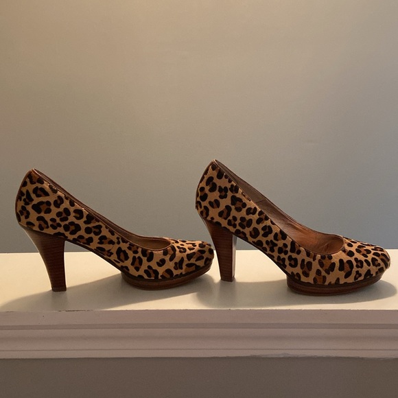 Hot Pair of Leopard Print Broadway Pumps by Sofft - Picture 9 of 10